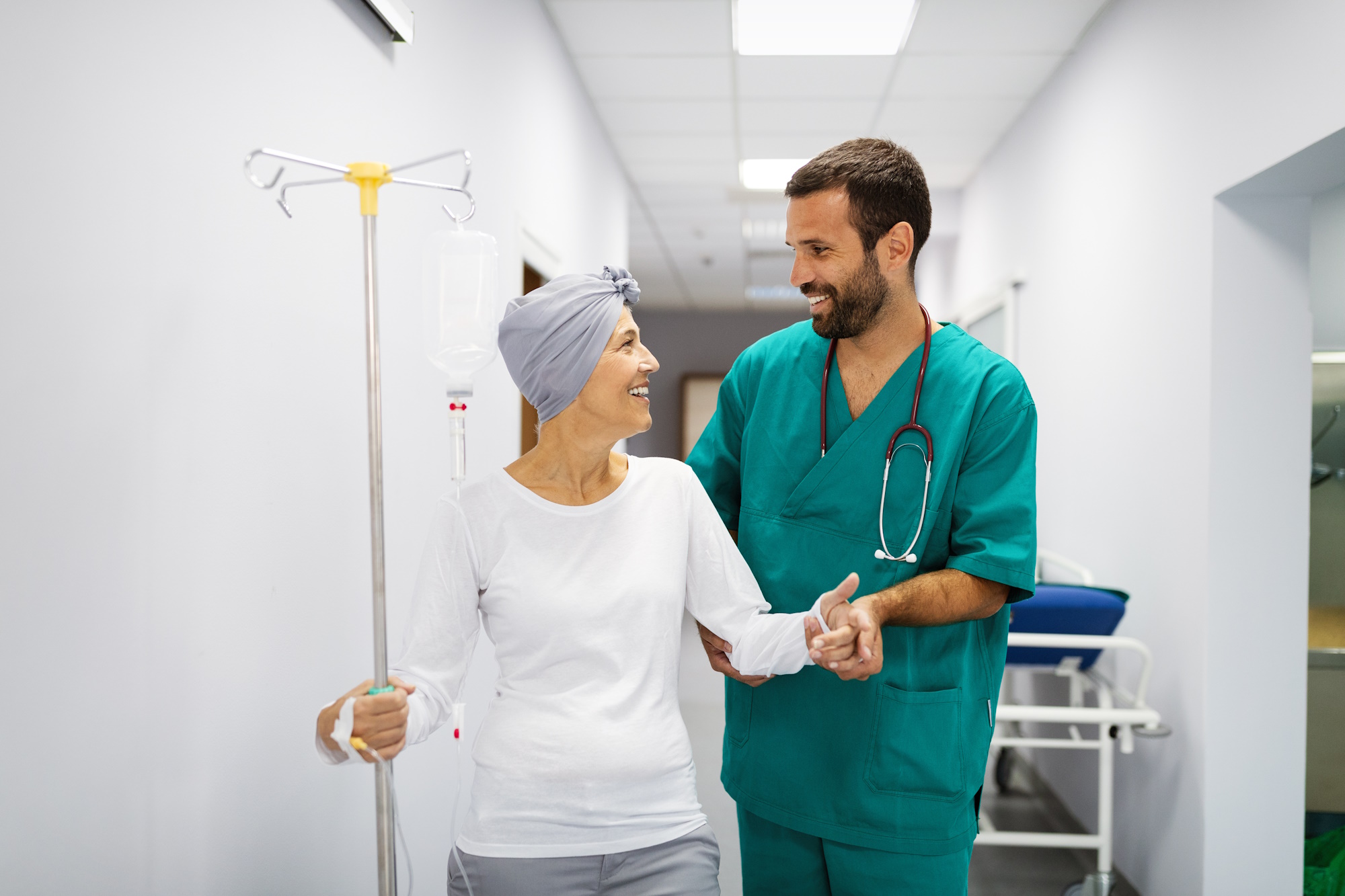 Médecin et patiente atteinte du cancer
